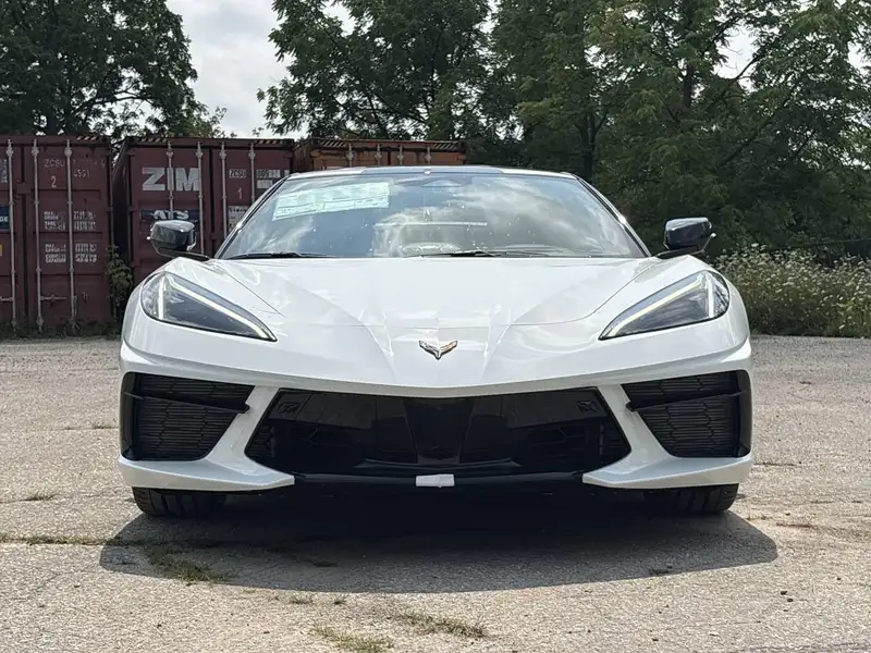 2027 Chevrolet Corvette 2LT STINGRAY, biela, 4 km, dovoz Kanada — foto 3 z 12