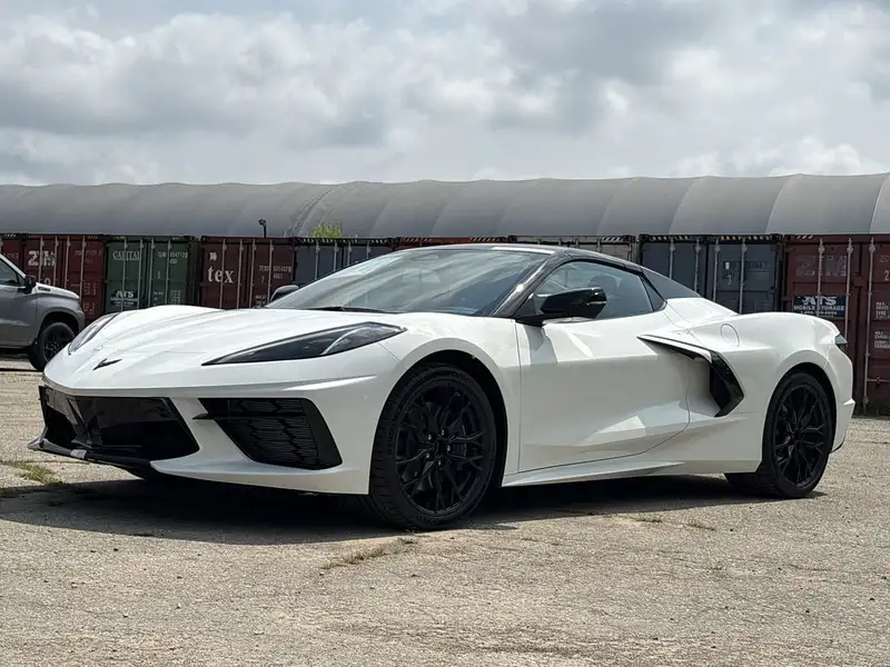 2027 Chevrolet Corvette 2LT STINGRAY, biela, 4 km, dovoz Kanada — foto 4 z 12