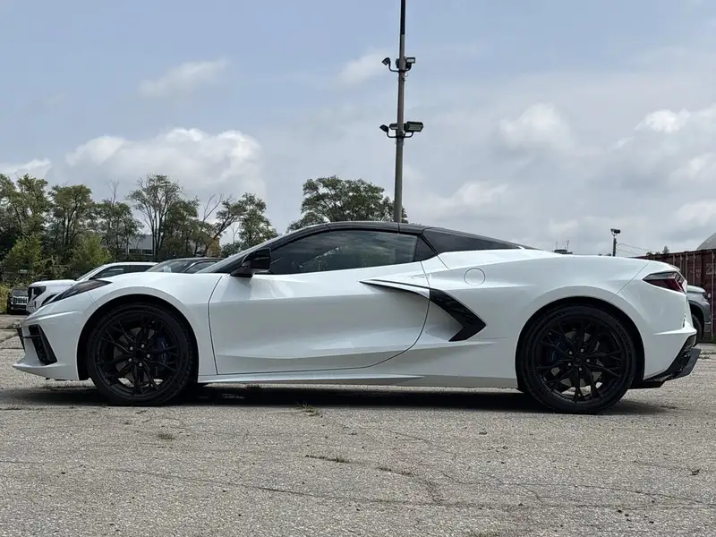 2027 Chevrolet Corvette 2LT STINGRAY, biela, 4 km, dovoz Kanada — foto 5 z 12