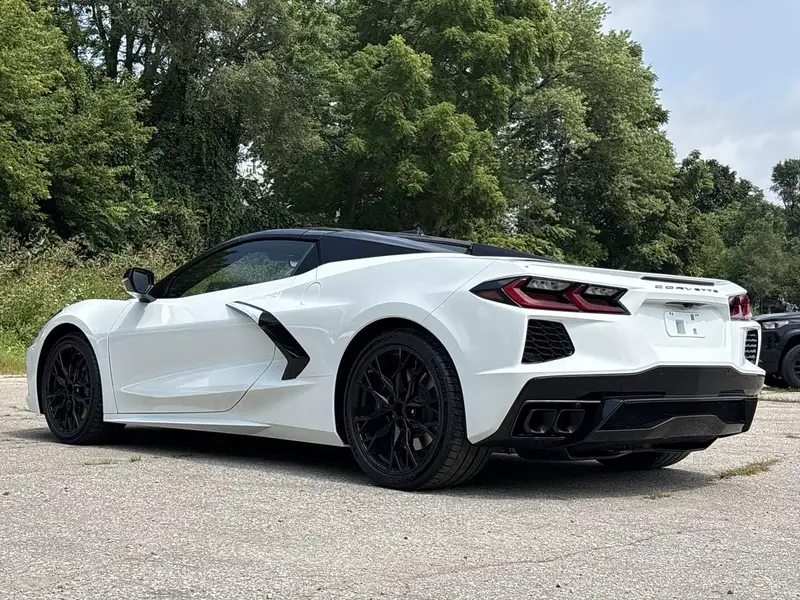 2027 Chevrolet Corvette 2LT STINGRAY, biela, 4 km, dovoz Kanada — foto 6 z 12