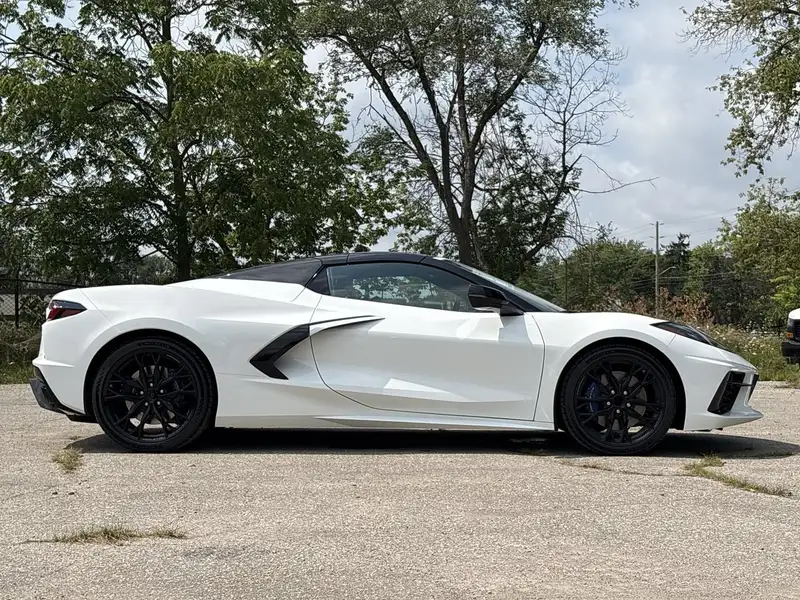 2027 Chevrolet Corvette 2LT STINGRAY, biela, 4 km, dovoz Kanada — foto 9 z 12