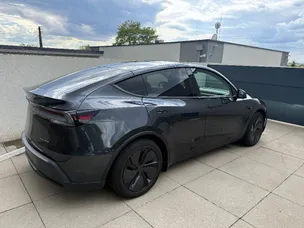 2025 Tesla Model Y, 38 000 km, Slovensko — foto 4 z 5