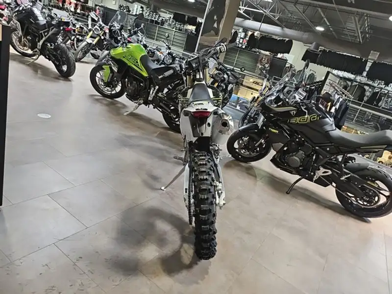 2026 Triumph TF 450-E, žltá, 12 km, dovoz Kanada — foto 10 z 12