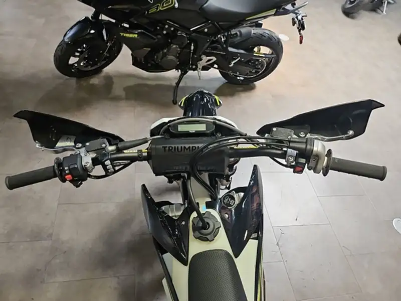 2026 Triumph TF 450-E, žltá, 12 km, dovoz Kanada — foto 11 z 12