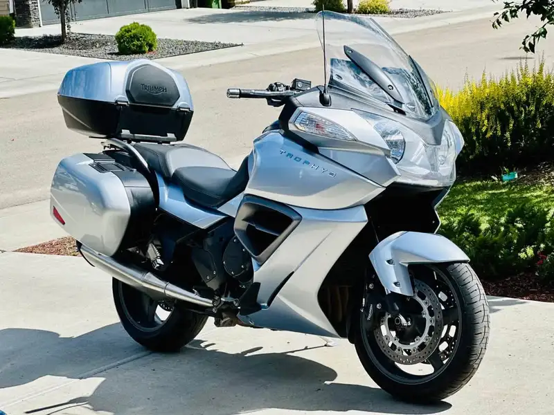 2015 Triumph Trophy, strieborná, 86 000 km, dovoz Kanada — foto 1 | AMECAR 2015 Triumph Trophy, strieborná, 86 000 km, dovoz Kanada — foto 1