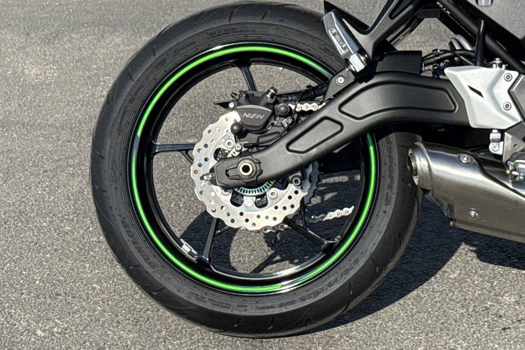 2025 Kawasaki, dovoz USA — foto 11 z 12