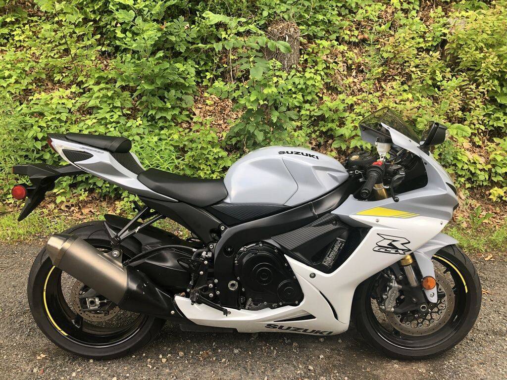 2022 Suzuki, sivá, dovoz USA — foto 1