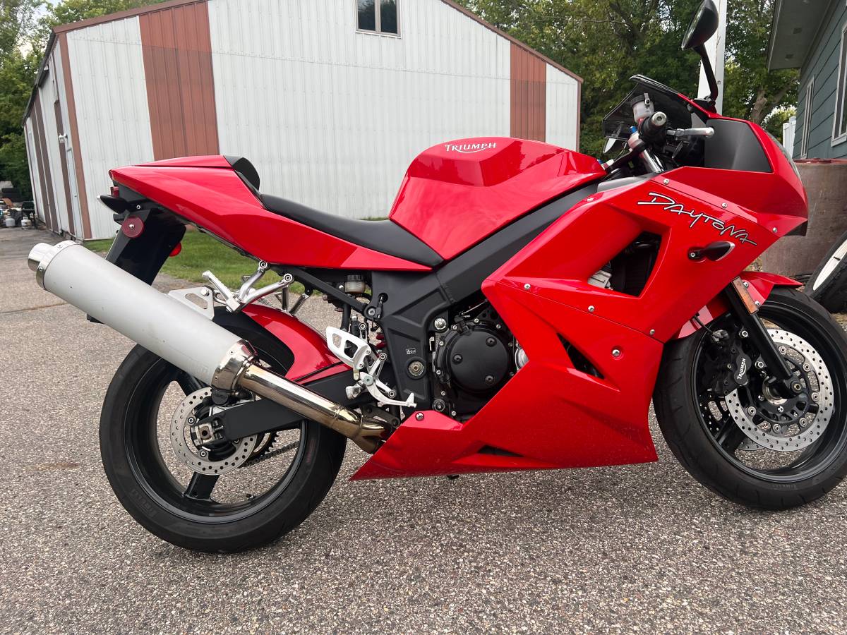 2004 Triumph, dovoz USA — foto 2 z 11