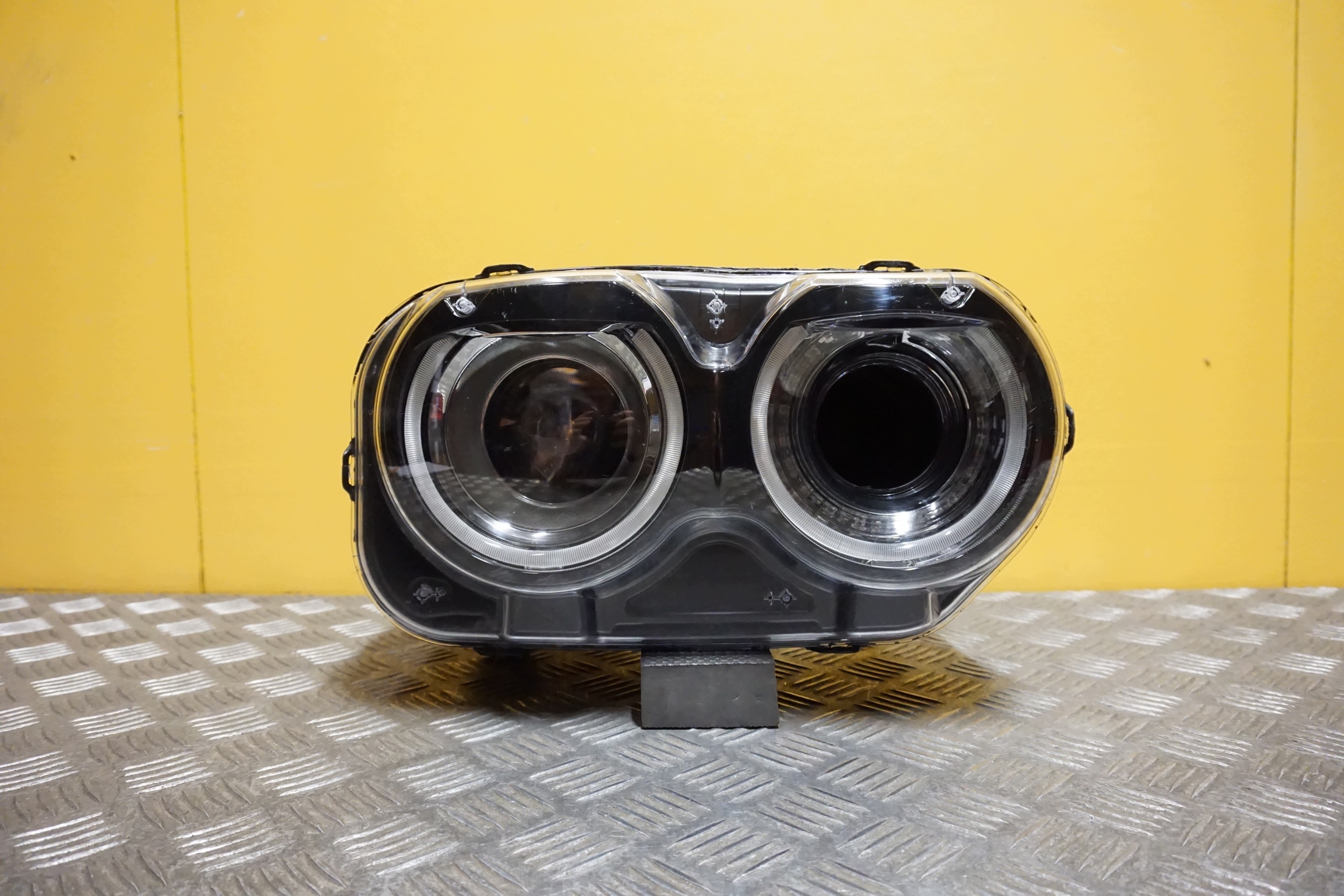 Dodge Challenger 2015 2020 - světlomet Hid Xenon LED pravá Usa, Skladom v EÚ — foto 1