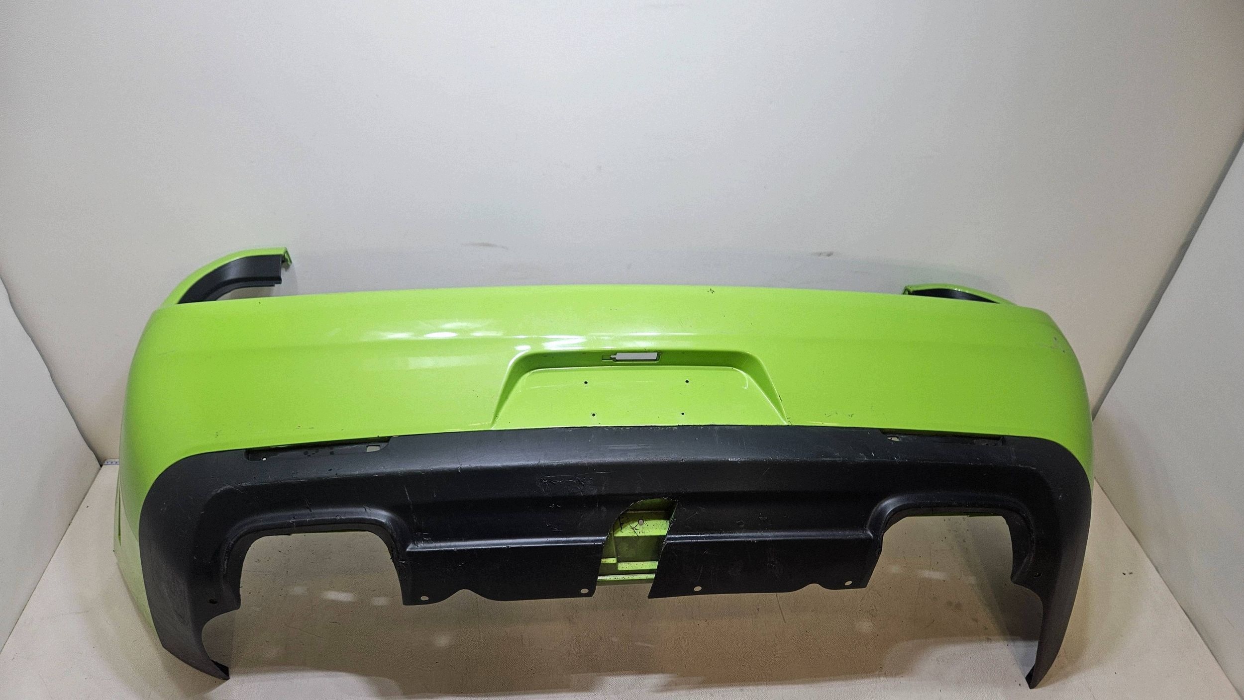 nárazník zadní Dodge Challenger Srt Rt 15- 5lm22trmae, Skladom v EÚ — foto 1