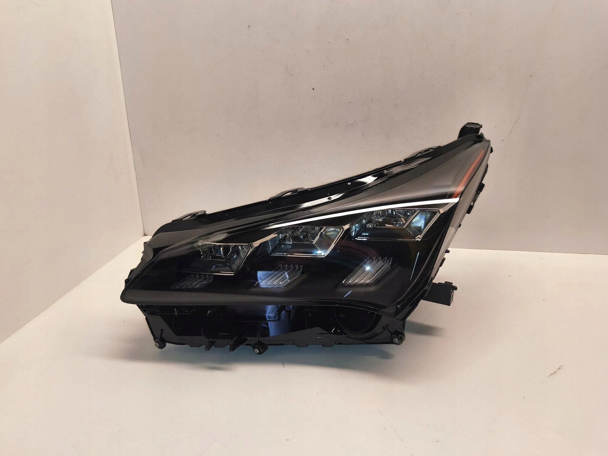 světlomet levá strana Lexus NX 8118578080, Skladom v EÚ — foto 1