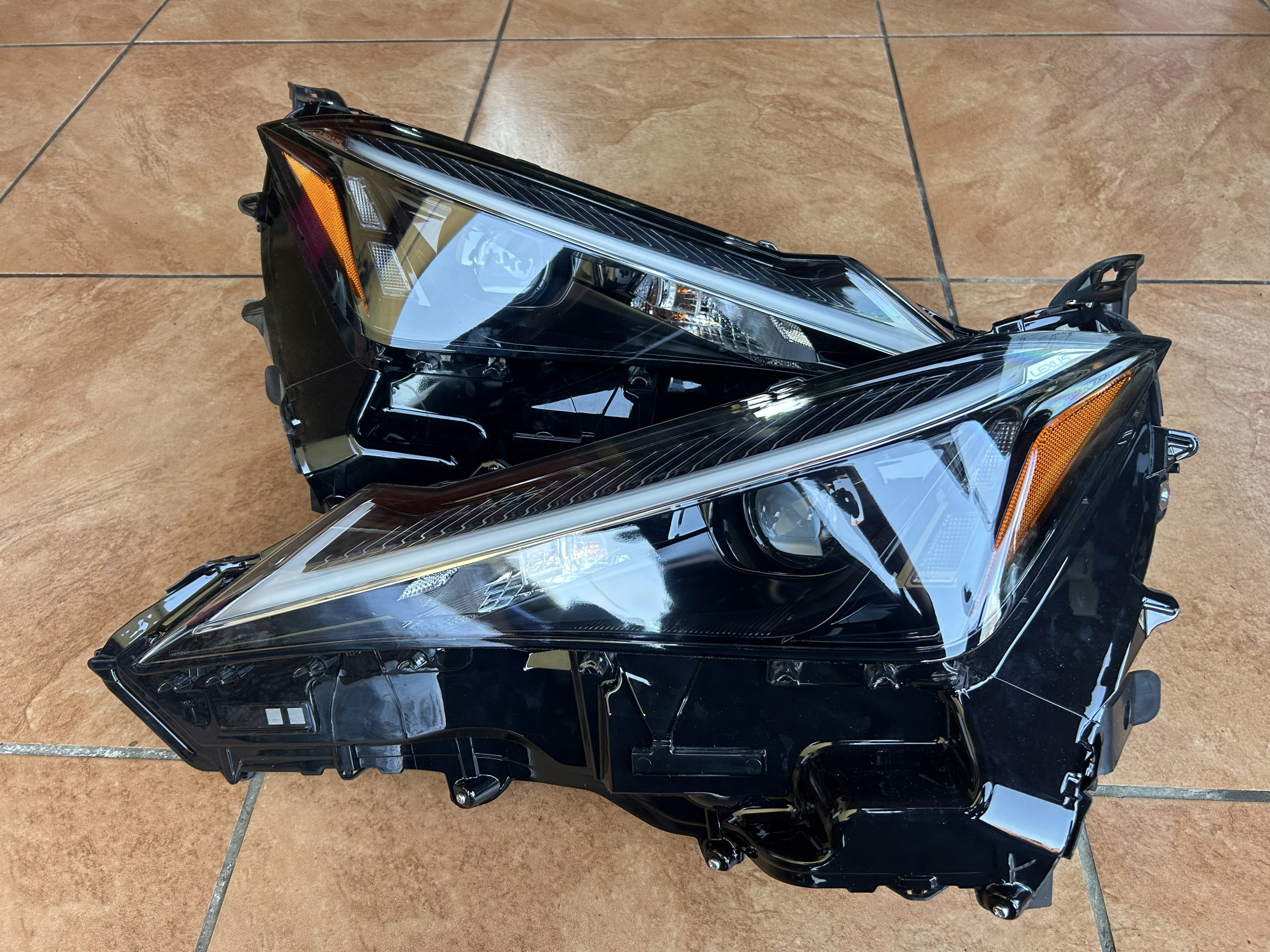 LEXUS UX FULL LED světlomet komplet levý i pravý Ciemne SHADOW 81145-76700, Skladom v EÚ — foto 1