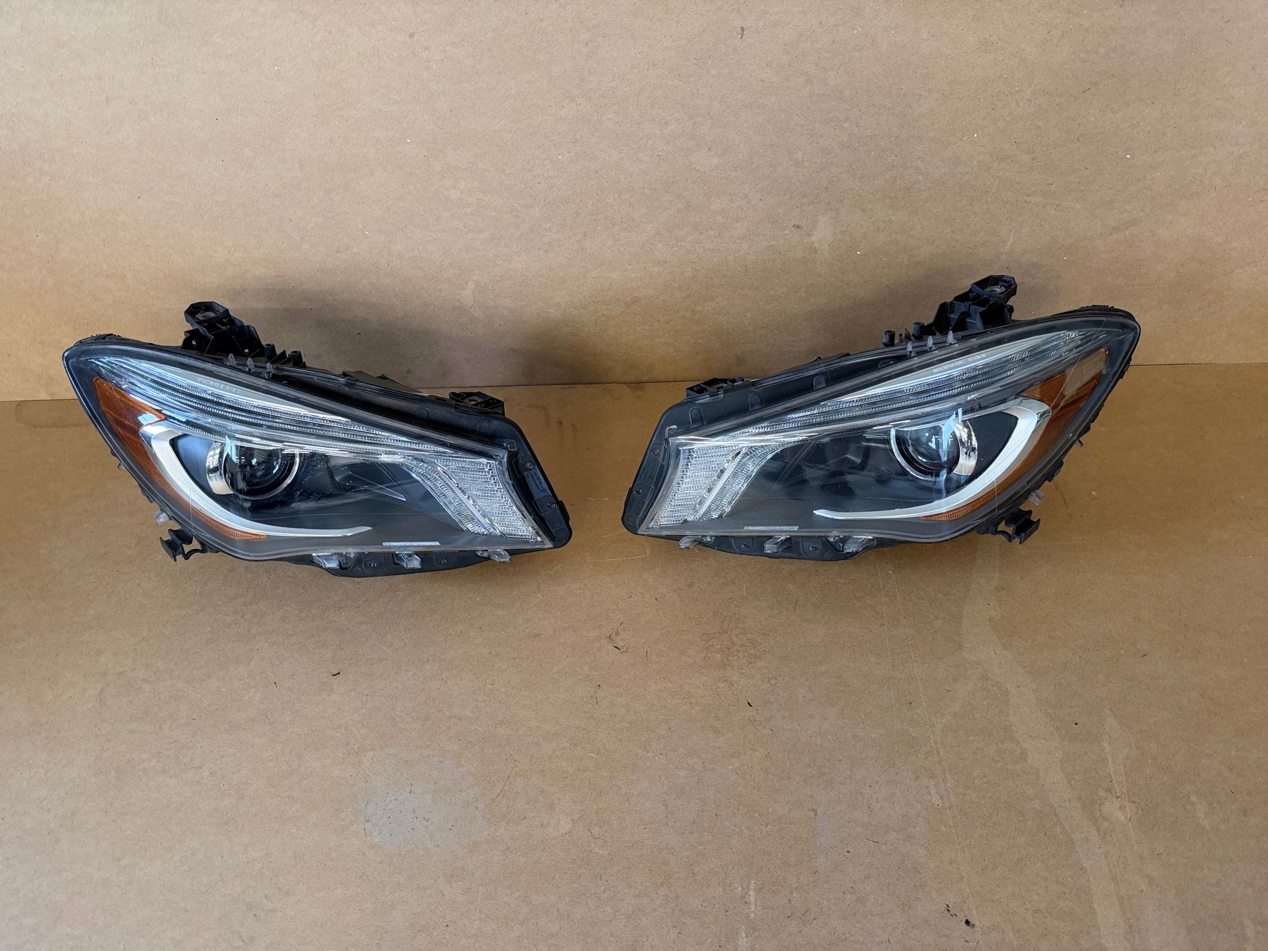 kompletní světlomet Mercedes Cla C117 Bi-xenon originál přední komplet levý i pravý, Skladom v EÚ — foto 1