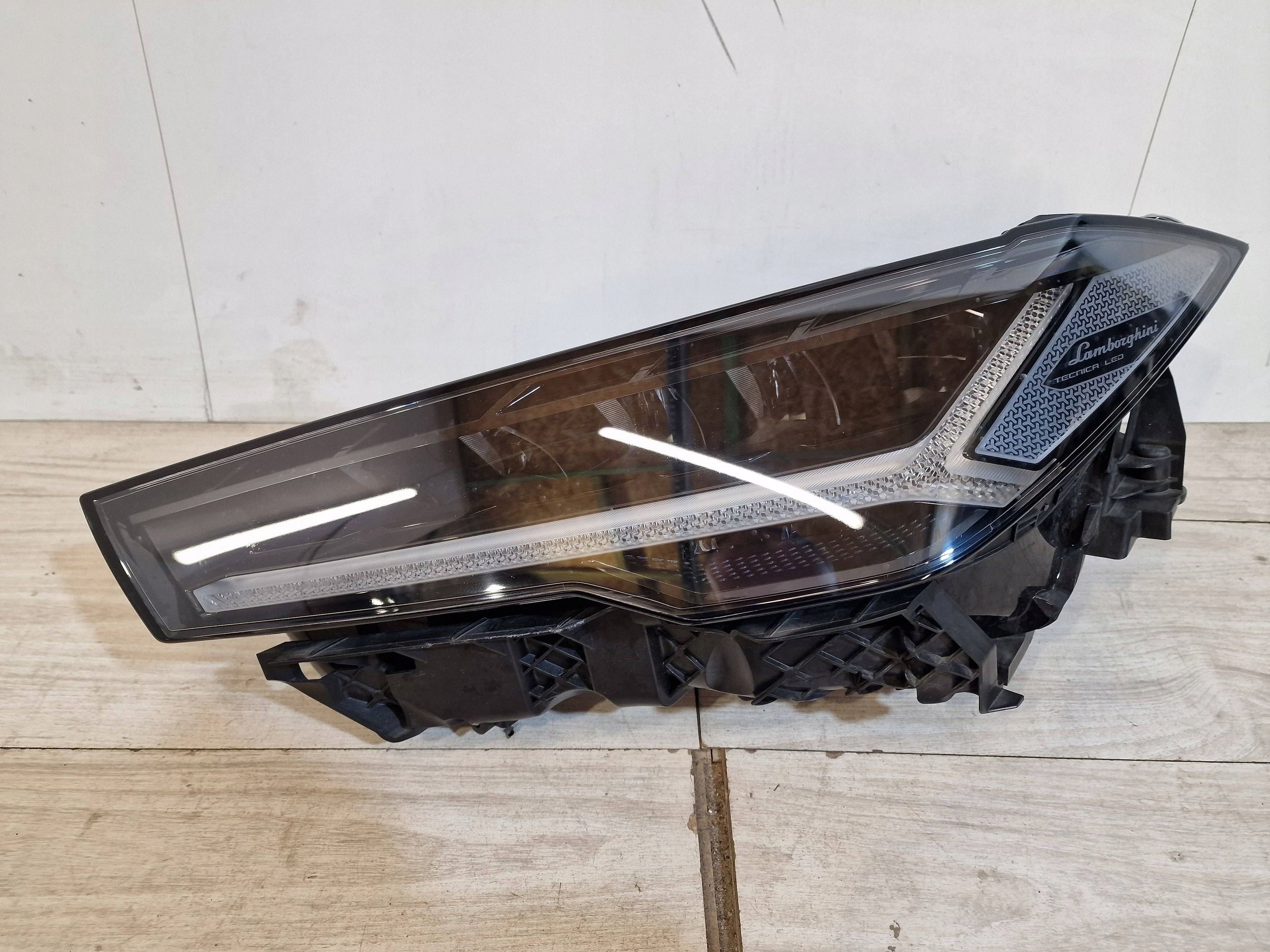 Lamborghini Urus 4ml světlomet levá přední, Skladom v EÚ — foto 1 z 12 Lamborghini Urus 4ml světlomet levá přední, Skladom v EÚ — foto 1 z 12
