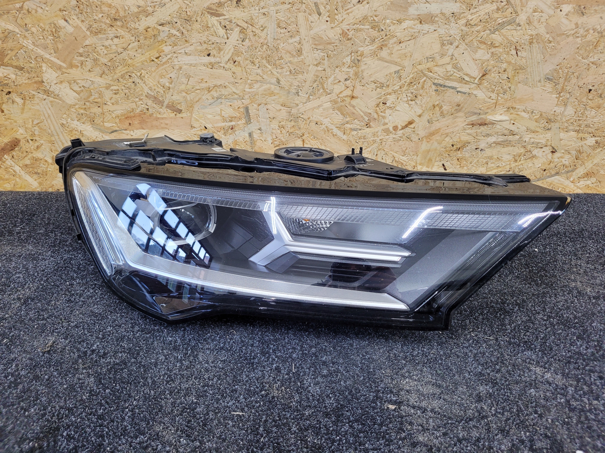 Audi Q7 4m0 facelift pravá světlomet FULL LED, Skladom v EÚ — foto 1