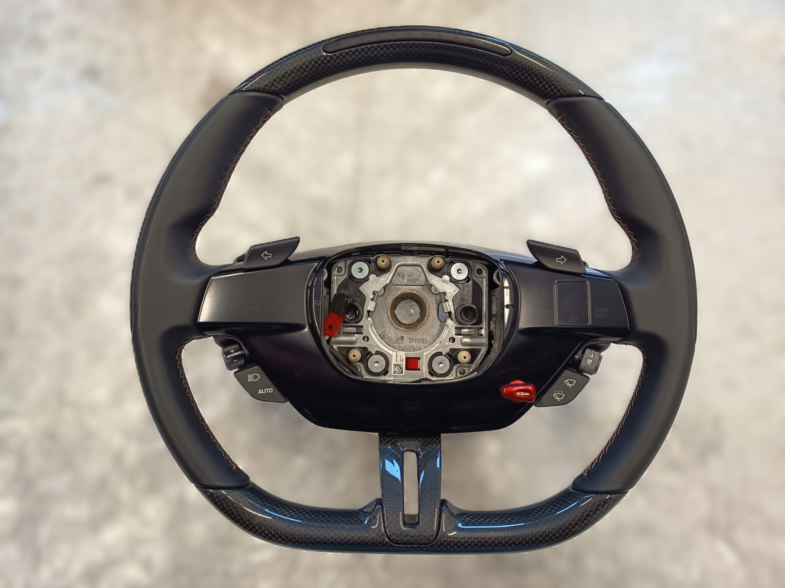Ferrari SF90 Roma nová originál volant carbon hnědá niť OE 811028, EU — foto 1 | AMECAR Ferrari SF90 Roma nová originál volant carbon hnědá niť OE 811028, EU — foto 1