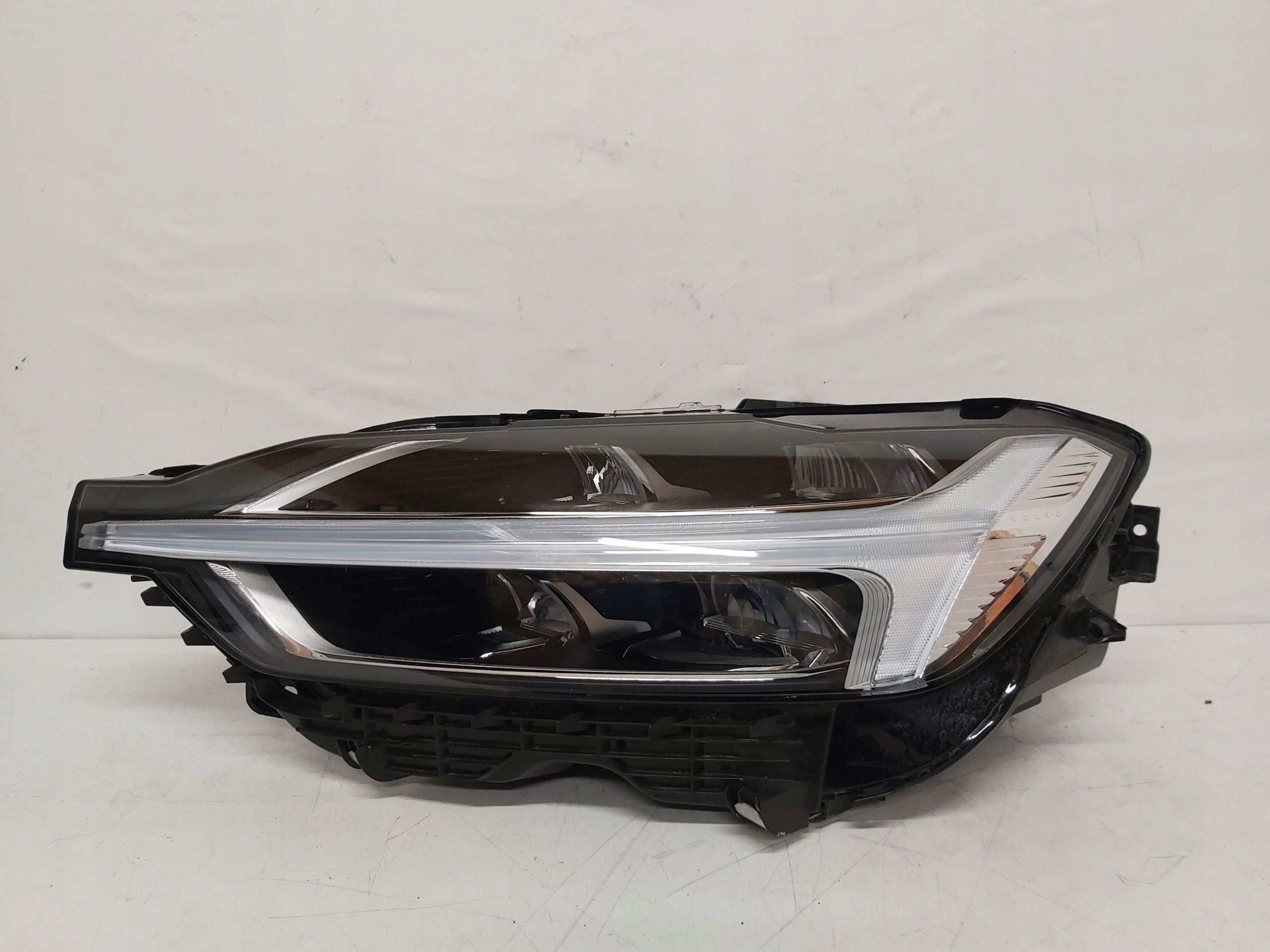 světlomet přední levá Volvo Xc60 Ii FULL 32133548, Skladom v EÚ — foto 1