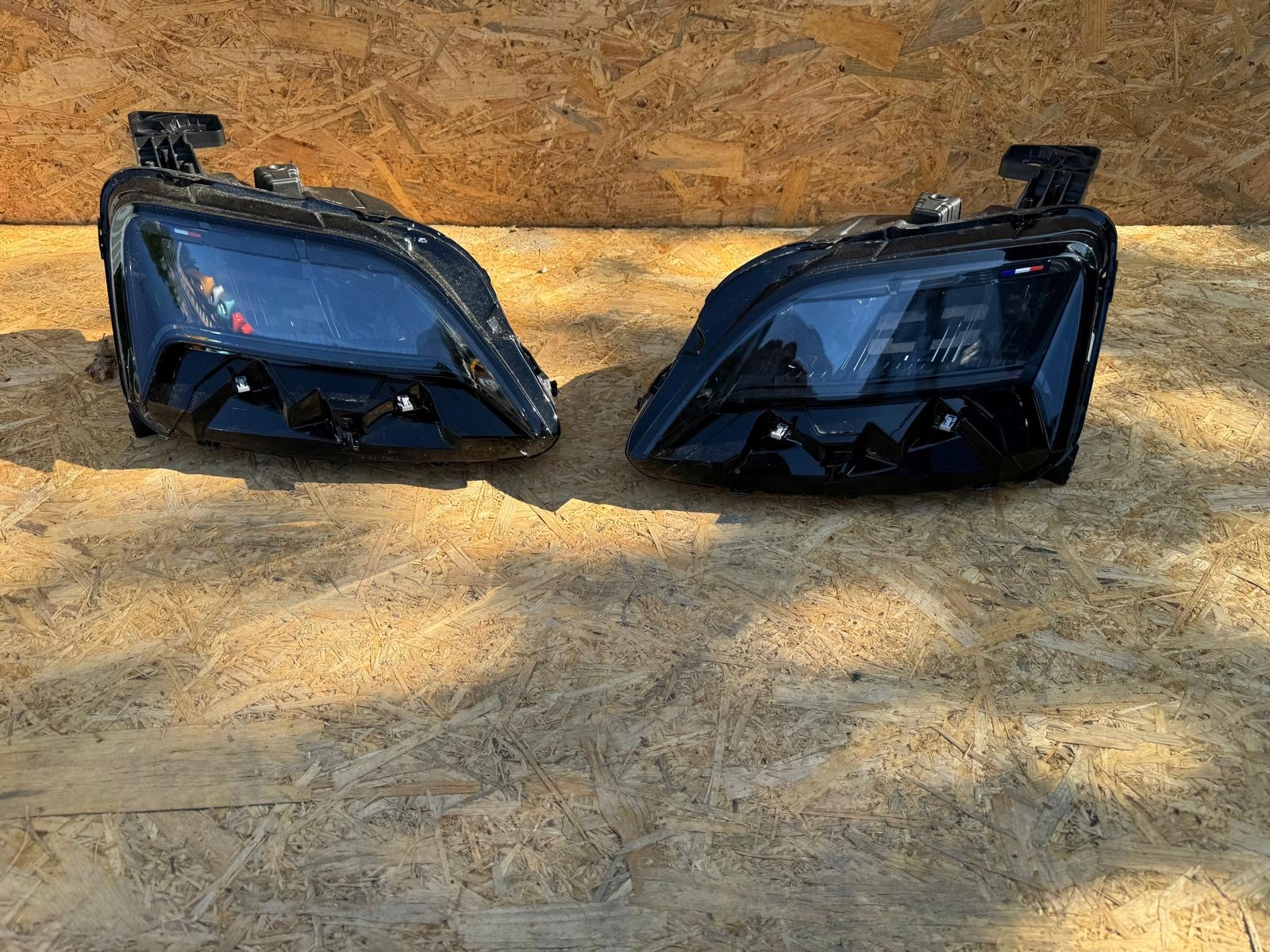 Renault V 5 komplet Lamp světlomety přední LED komplet levý i pravý originál Eu, Skladom v EÚ — foto 1 | AMECAR Renault V 5 komplet Lamp světlomety přední LED komplet levý i pravý originál Eu, Skladom v EÚ — foto 1