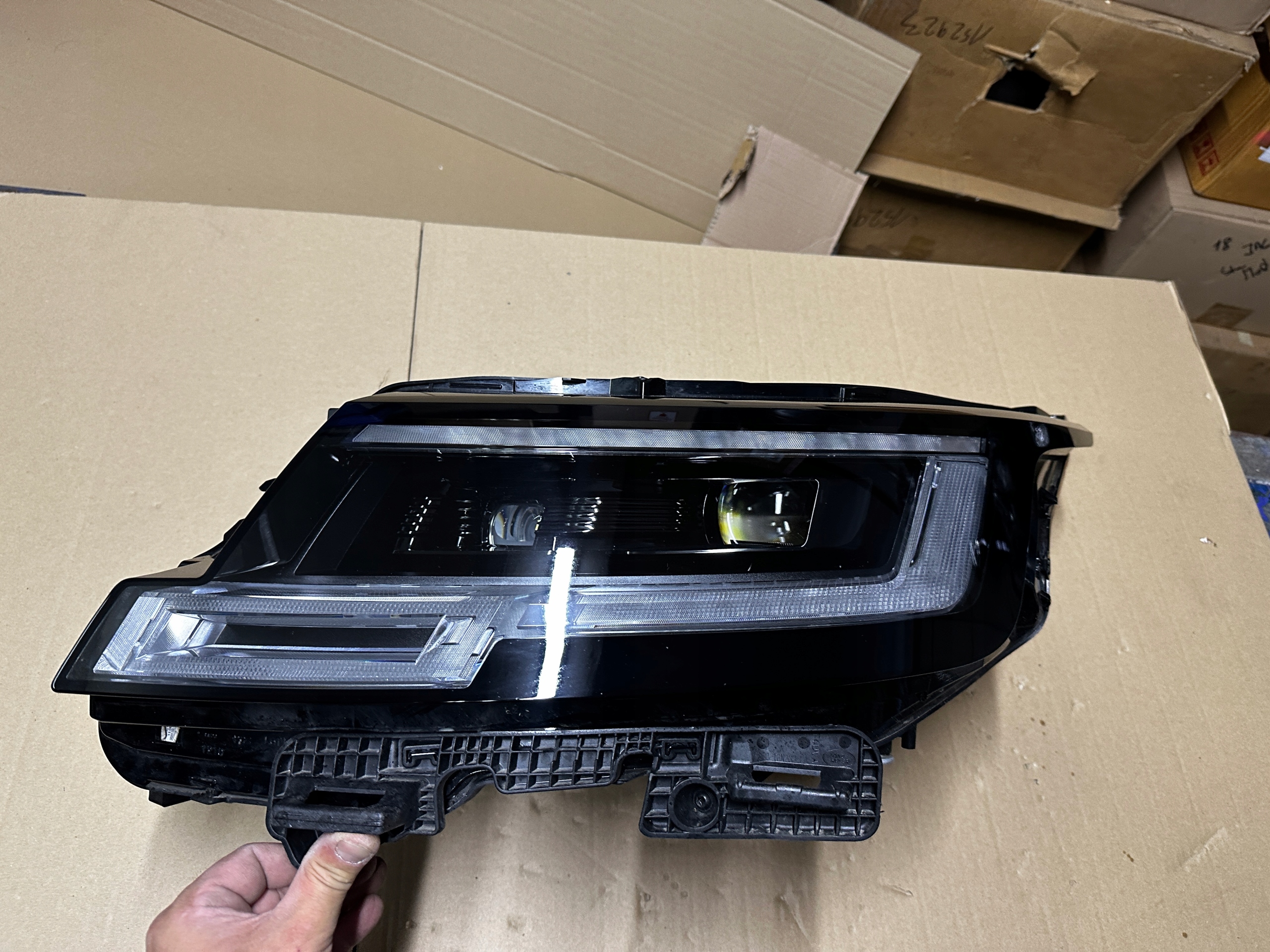 Range Rover Vogue L460 - světlomet přední levá FULL LED Laser, Skladom v EÚ — foto 1