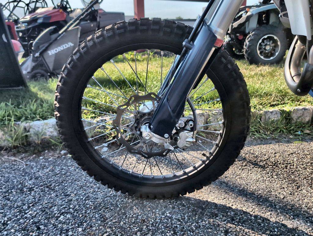 2025 Husqvarna, dovoz USA — foto 10 z 12