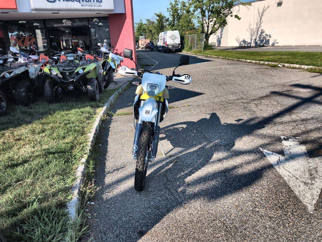 2025 Husqvarna, dovoz USA — foto 3 z 12