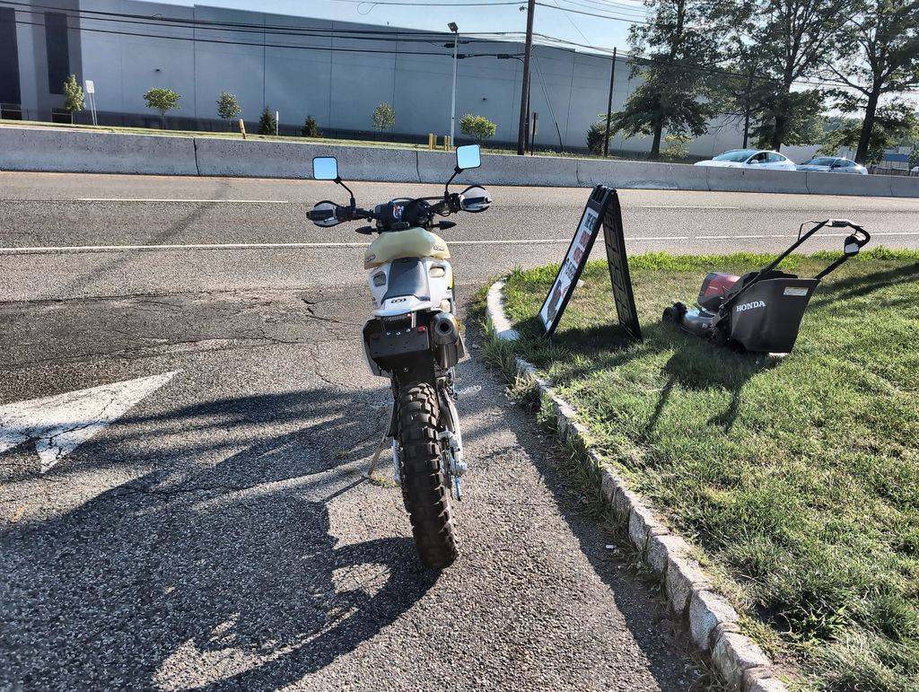 2025 Husqvarna, dovoz USA — foto 7 z 12