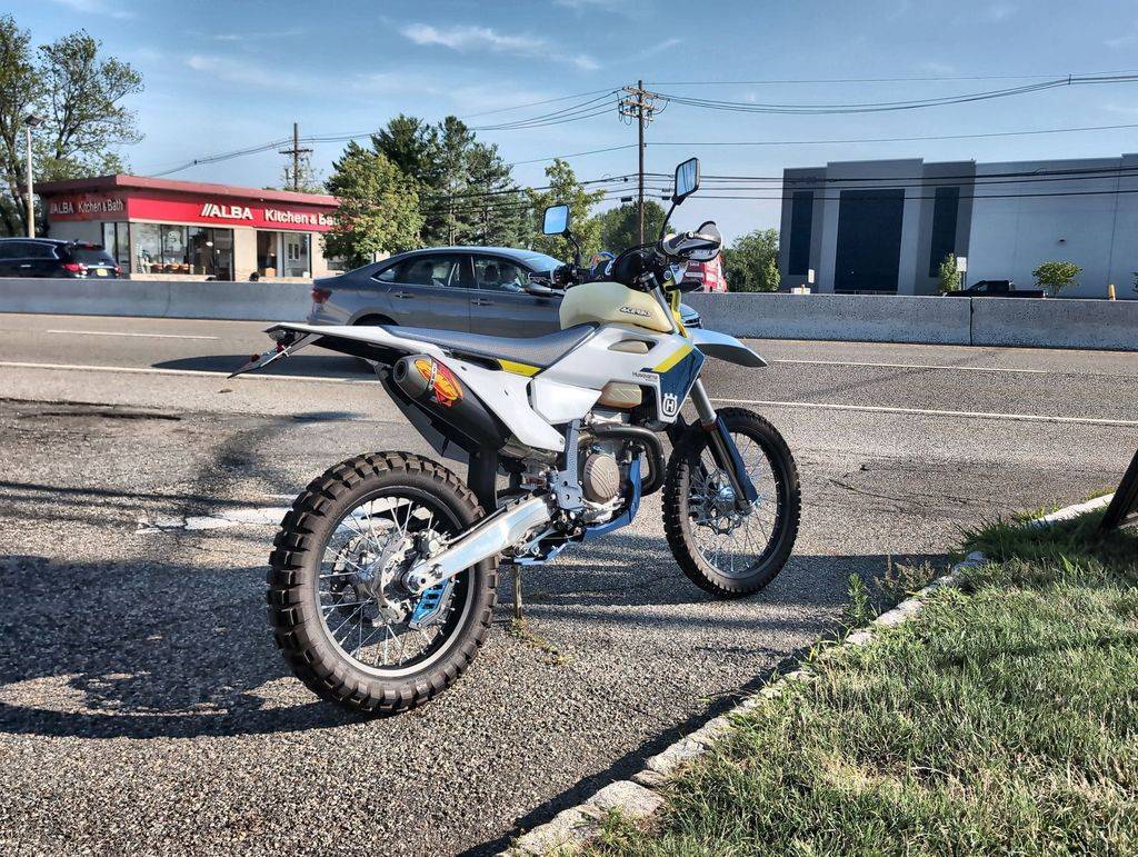 2025 Husqvarna, dovoz USA — foto 8 z 12