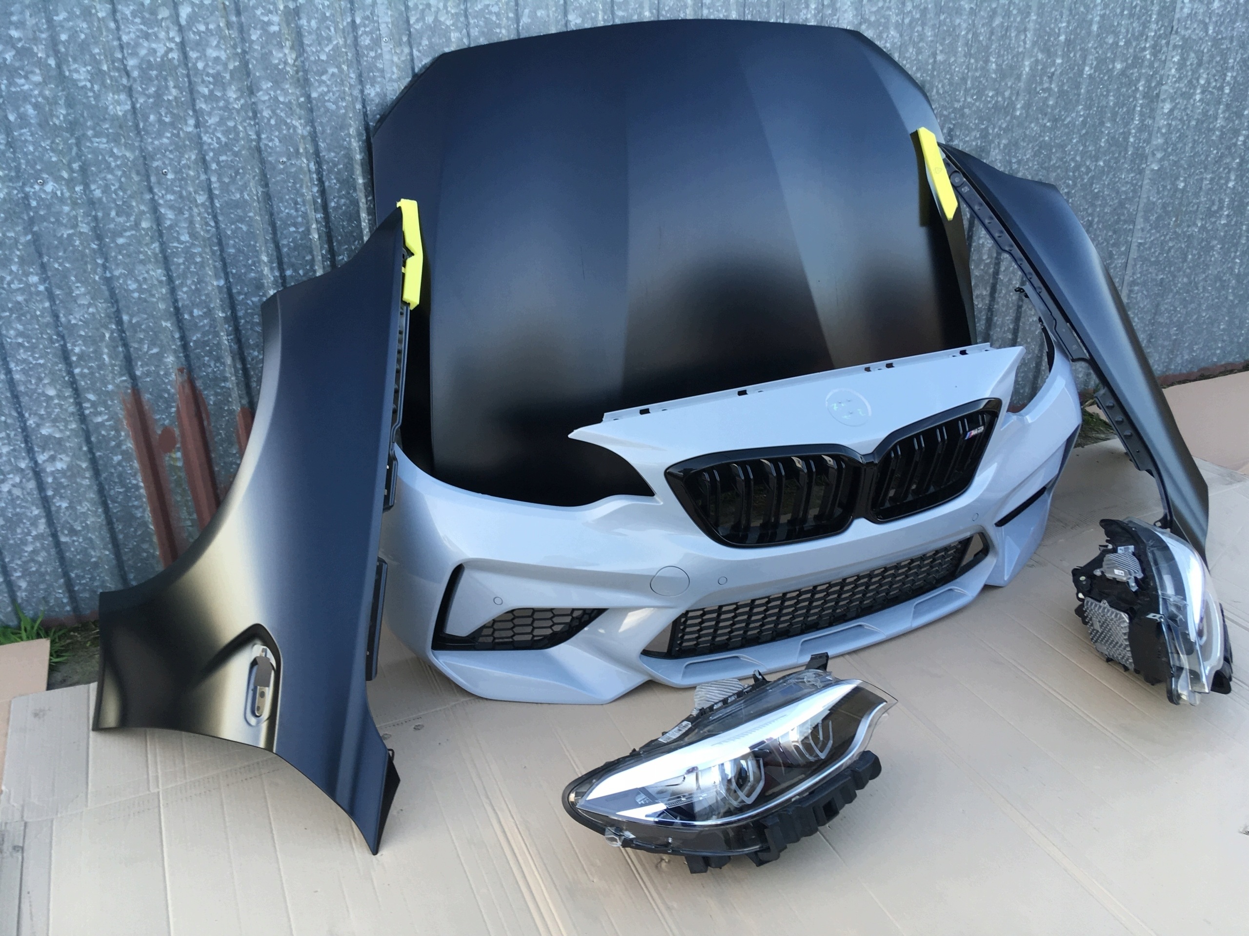 BMW M2 F87 CS nový blatník nový světlomet nárazník pas motor dveře kapota, Skladom v EÚ — foto 1