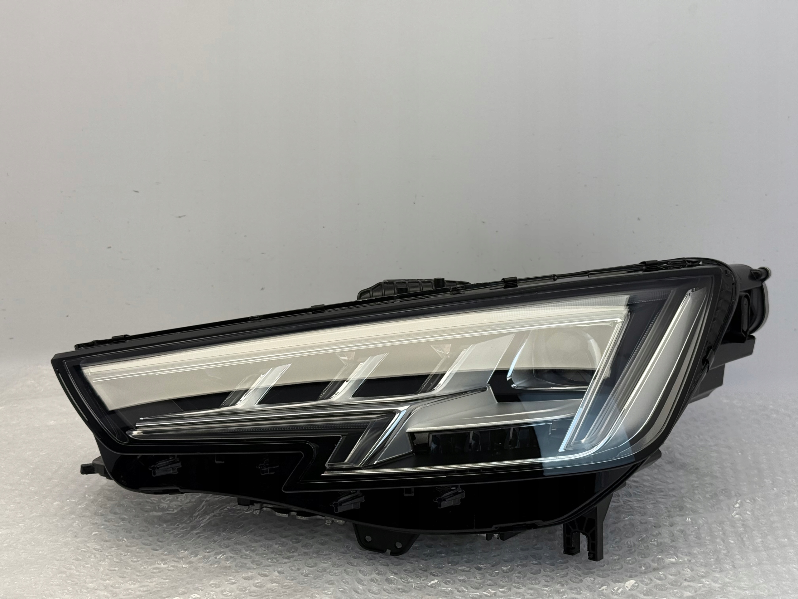Audi A4 B9 světlomet levá Matrix nová originál 8w0941035, Skladom v EÚ — foto 1