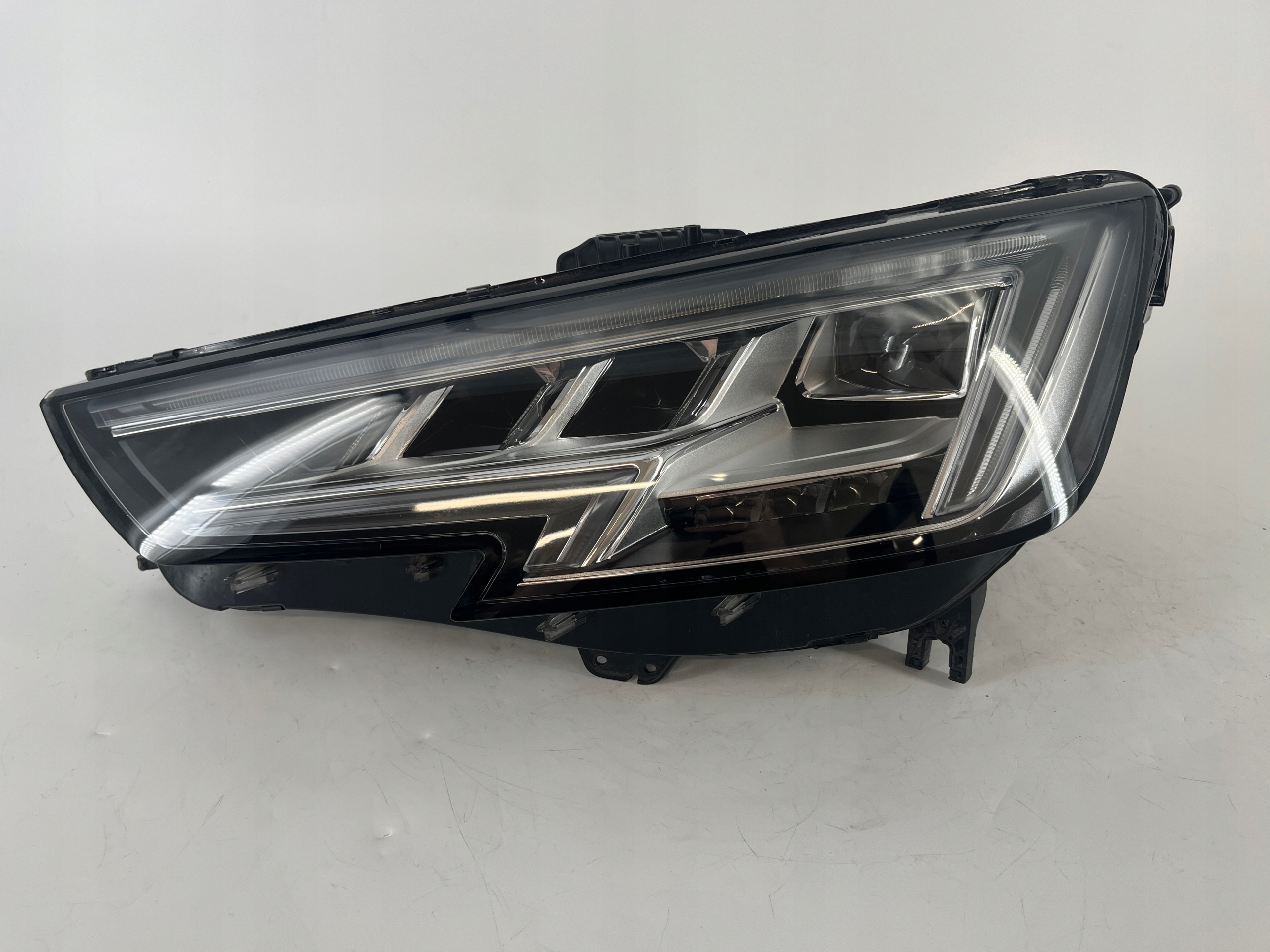Audi A4 B9 světlomet Full Led MATRIX levá přední 8W0941035, Skladom v EÚ — foto 1