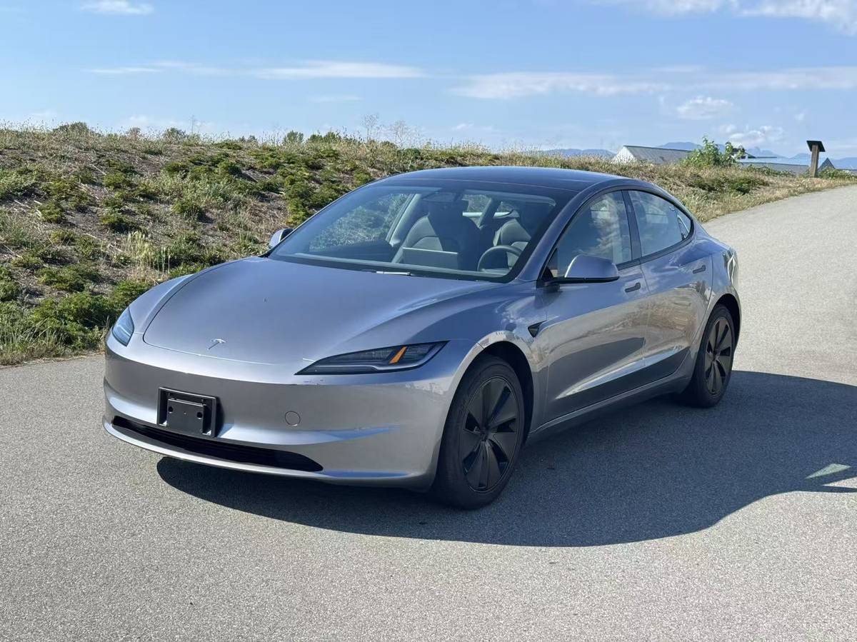 2024 Tesla, dovoz Kanada — foto 1