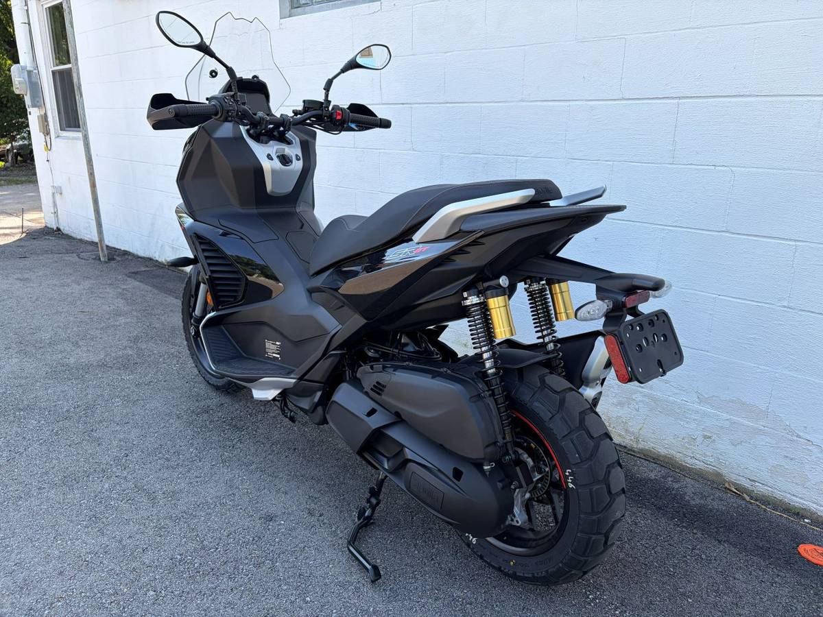 2027 Aprilia, dovoz USA — foto 2 z 12