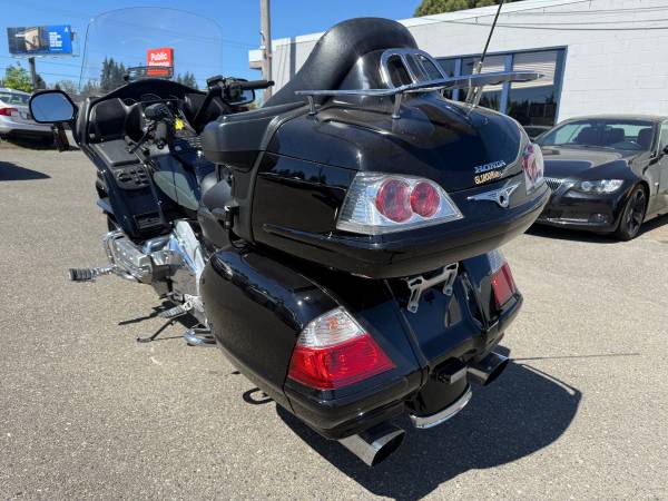 2008 Harley-Davidson, zlatá, dovoz USA — foto 5 z 12