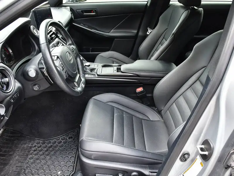 2024 Lexus IS 300, strieborná, 27 683 km, dovoz Kanada — foto 11 z 12
