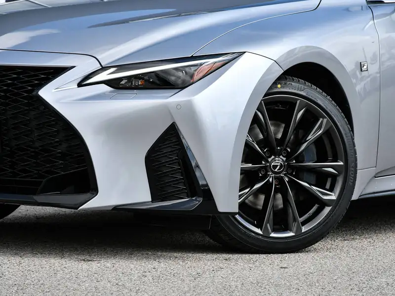 2024 Lexus IS 300, strieborná, 27 683 km, dovoz Kanada — foto 2 z 12