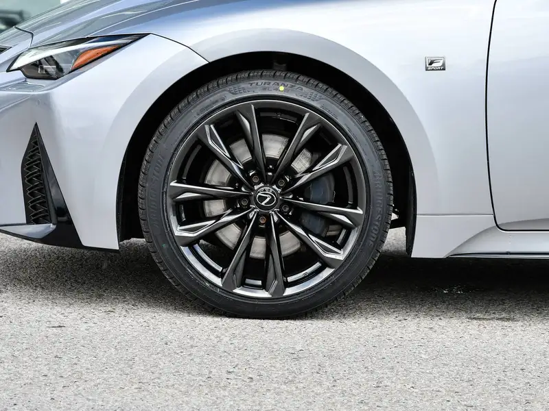 2024 Lexus IS 300, strieborná, 27 683 km, dovoz Kanada — foto 6 z 12