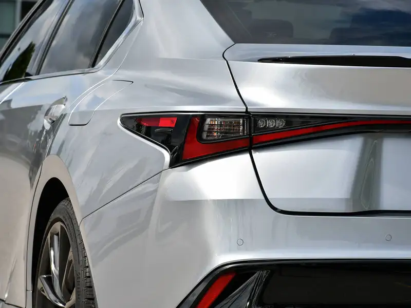 2024 Lexus IS 300, strieborná, 27 683 km, dovoz Kanada — foto 8 z 12