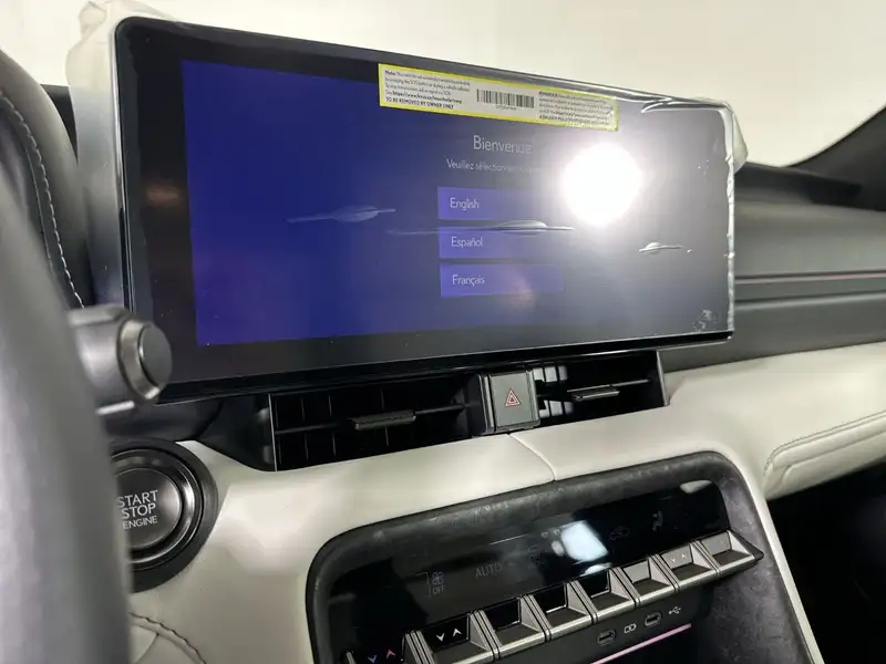 2026 Lexus IS 350, čierna, 3 km, dovoz Kanada — foto 10 z 12
