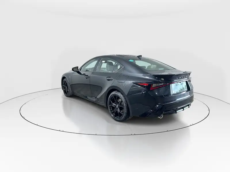 2026 Lexus IS 350, čierna, 3 km, dovoz Kanada — foto 5 z 12