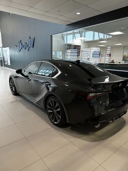 2024 Lexus IS 300 AWD, čierna, 20 500 km, dovoz Kanada — foto 2 z 7