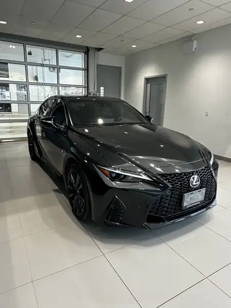2024 Lexus IS 300 AWD, čierna, 20 500 km, dovoz Kanada — foto 4 z 7
