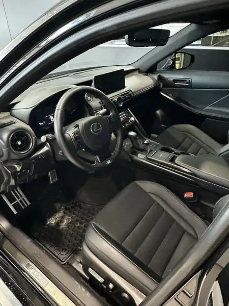 2024 Lexus IS 300 AWD, čierna, 20 500 km, dovoz Kanada — foto 5 z 7