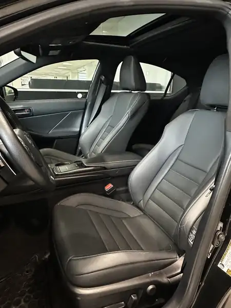 2024 Lexus IS 300 AWD, čierna, 20 500 km, dovoz Kanada — foto 6 z 7