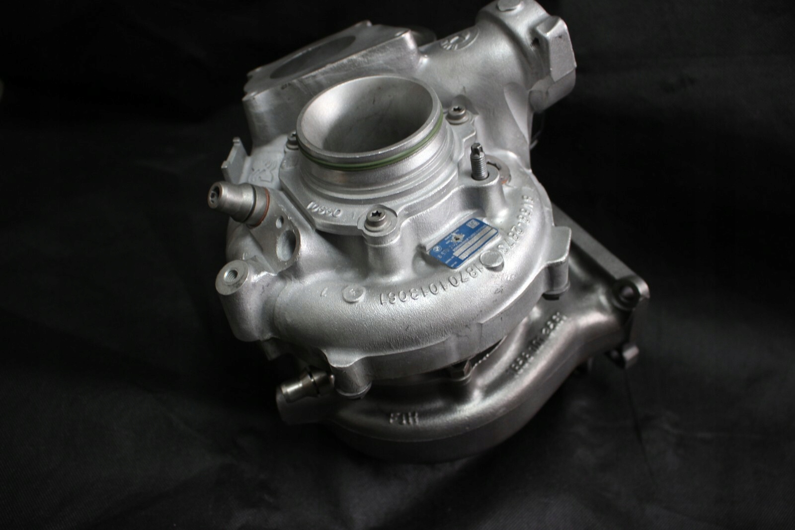 Turbo 18589700007 — BMW X3 3.0, Skladom v EÚ — foto 1