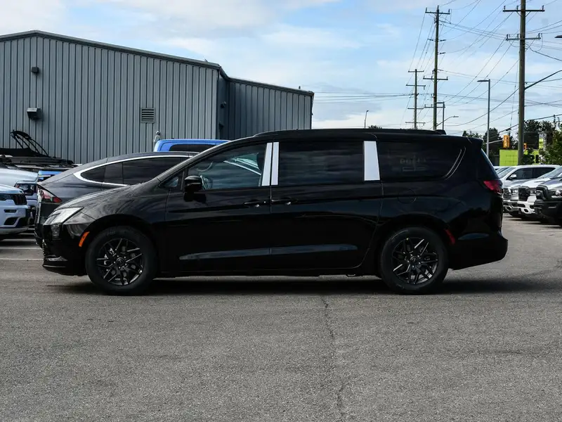 2027 Chrysler Pacifica Select, čierna, 0 km, dovoz Kanada — foto 3 z 12