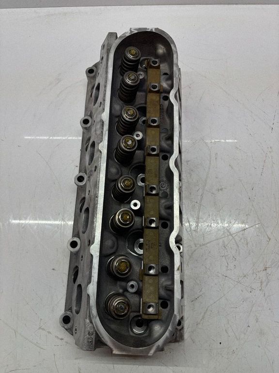 Cadillac Escalade Engine head, Skladom v EÚ — foto 1