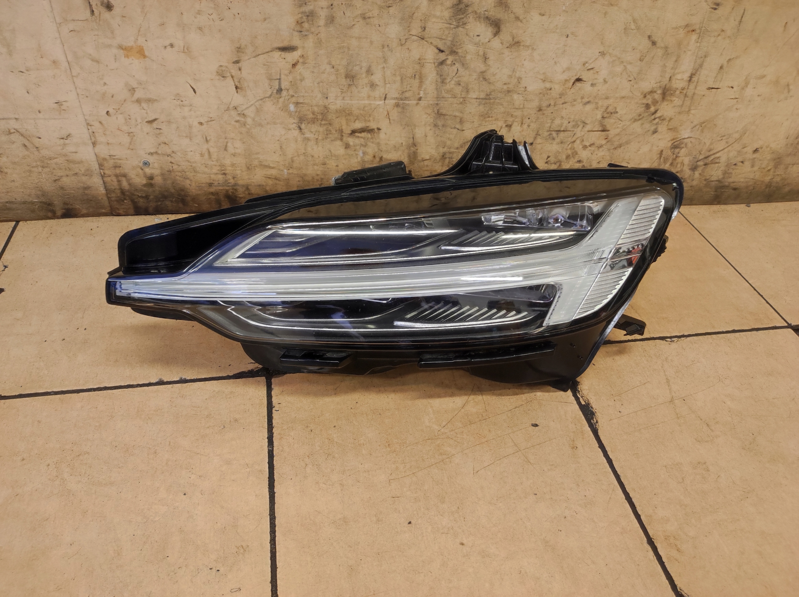 Světlomet — Volvo S60, Skladom v EÚ — foto 1