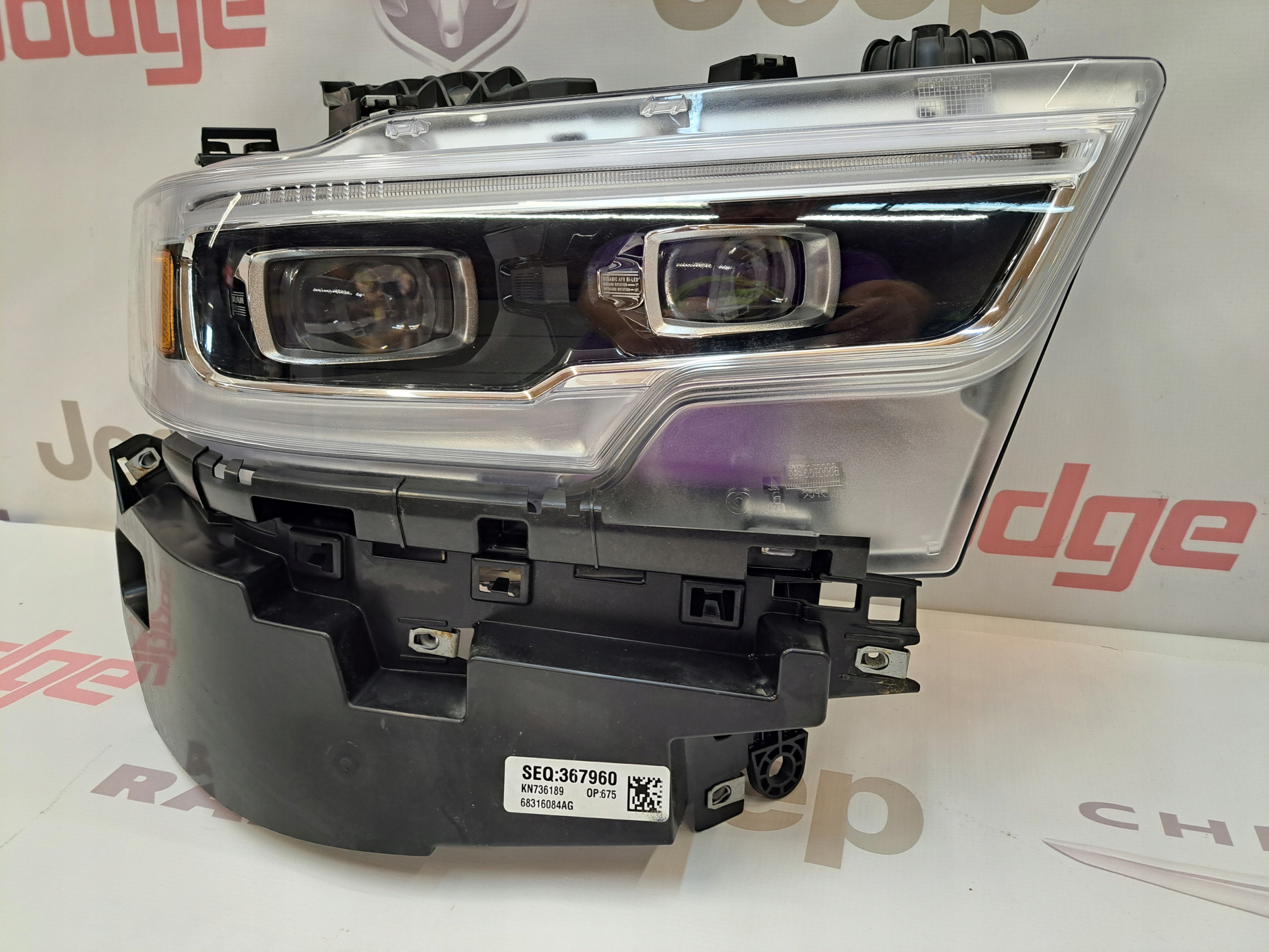 Světlomet — Dodge, Skladom v EÚ — foto 1