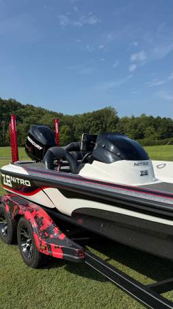 2011 Nitro, dovoz USA — foto 5 z 12