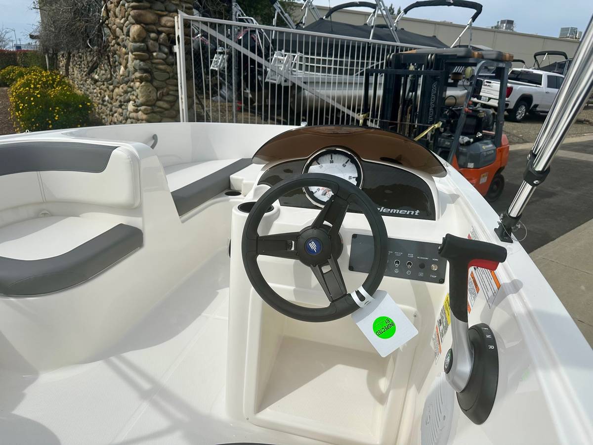 2025 Bayliner, dovoz USA — foto 10 z 12